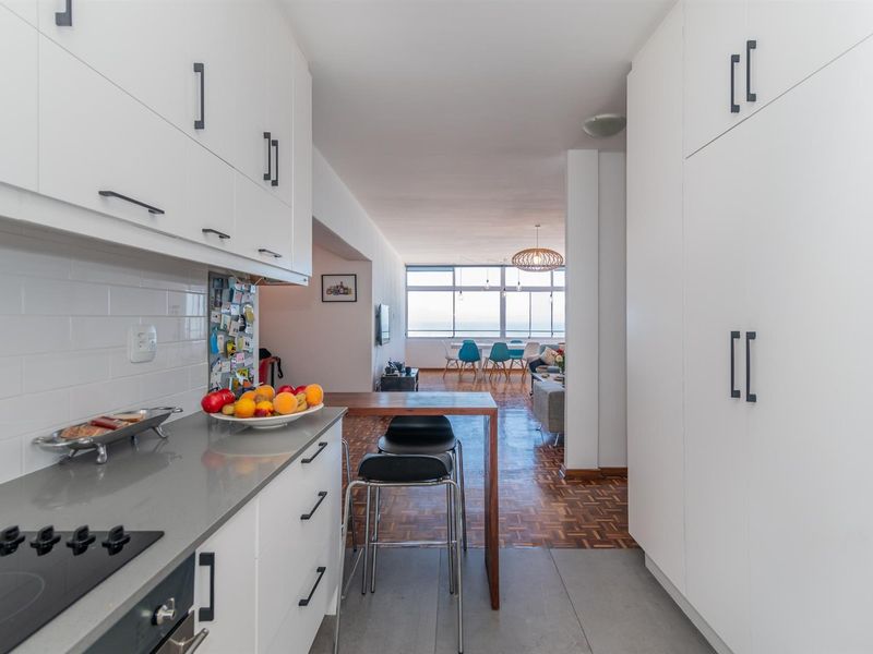 Spacious 3 bed contemporary apartment with spectacular sea views. - Photo 8