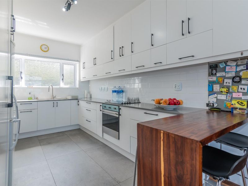 Spacious 3 bed contemporary apartment with spectacular sea views. - Photo 10