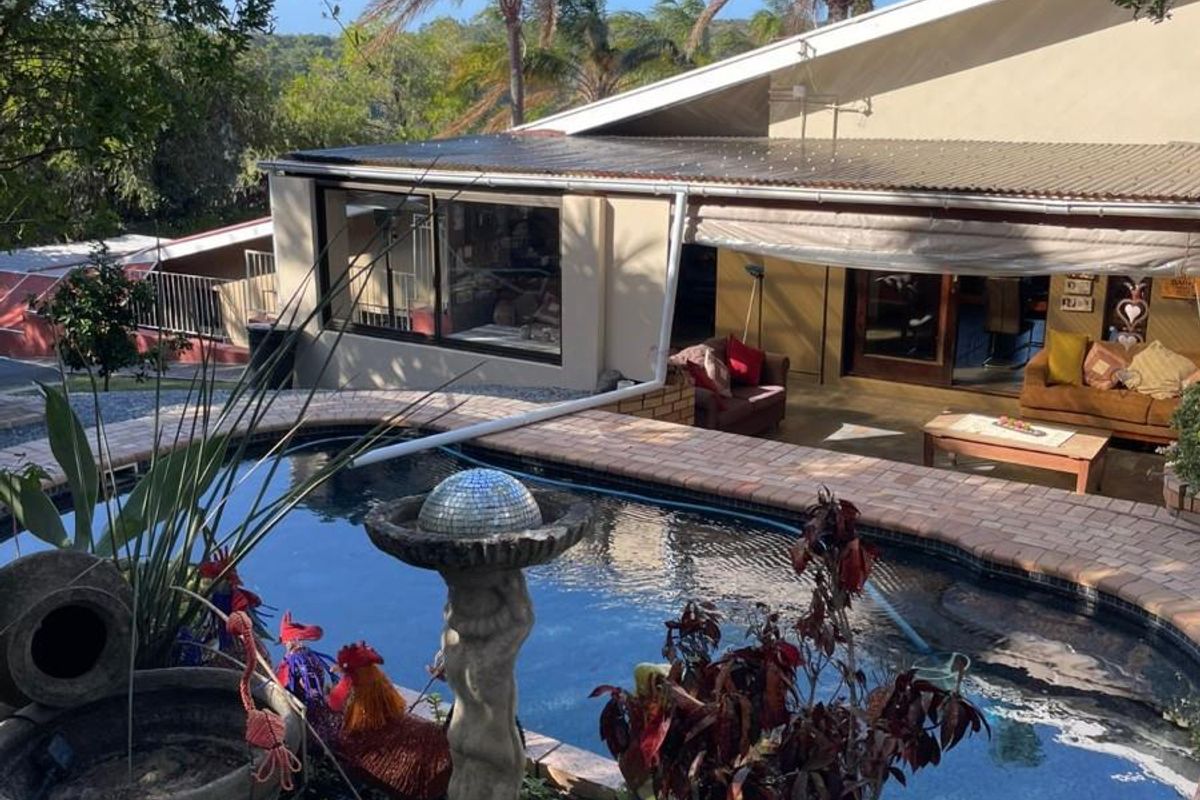 BEACON BAY NORTH :  Spacious Family Home with Flatlet, on a Rare Extra-Large 1,862m2 Erf - Photo 2