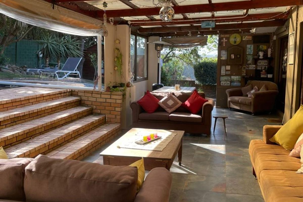 BEACON BAY NORTH :  Spacious Family Home with Flatlet, on a Rare Extra-Large 1,862m2 Erf - Photo 4