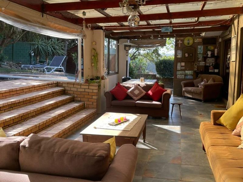 BEACON BAY NORTH :  Spacious Family Home with Flatlet, on a Rare Extra-Large 1,862m2 Erf - Photo 4