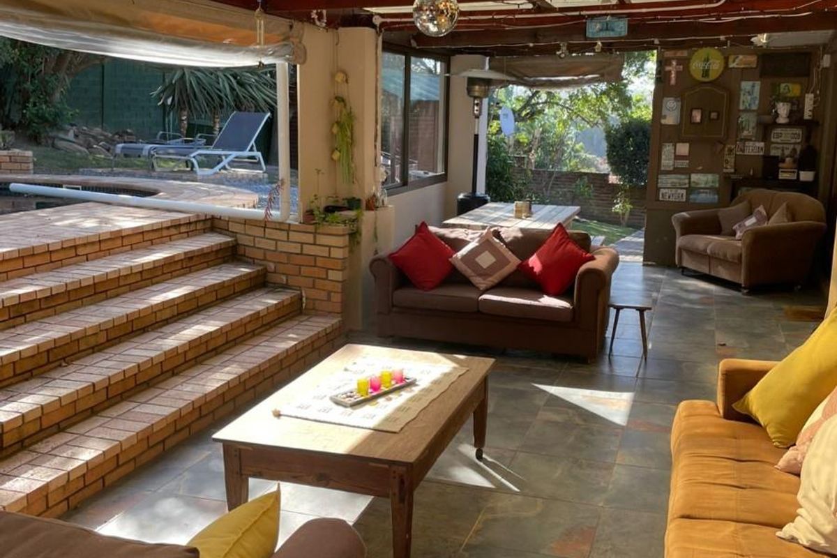 BEACON BAY NORTH :  Spacious Family Home with Flatlet, on a Rare Extra-Large 1,862m2 Erf - Photo 5