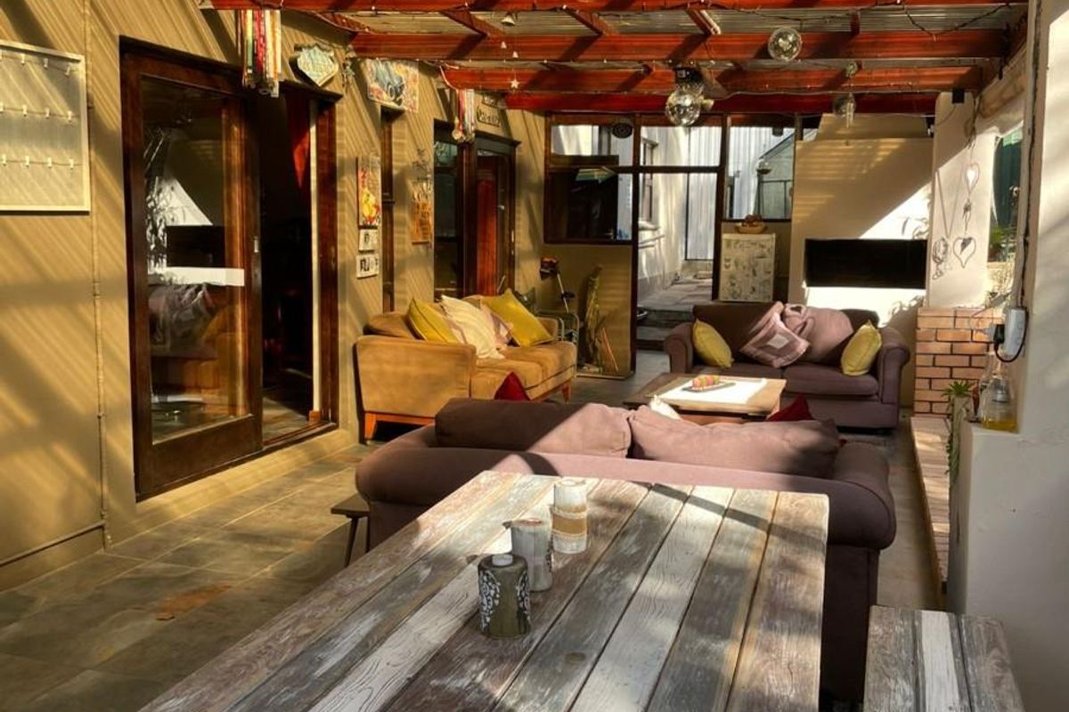 BEACON BAY NORTH :  Spacious Family Home with Flatlet, on a Rare Extra-Large 1,862m2 Erf - Photo 3