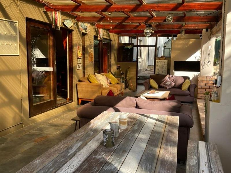 BEACON BAY NORTH :  Spacious Family Home with Flatlet, on a Rare Extra-Large 1,862m2 Erf - Photo 3