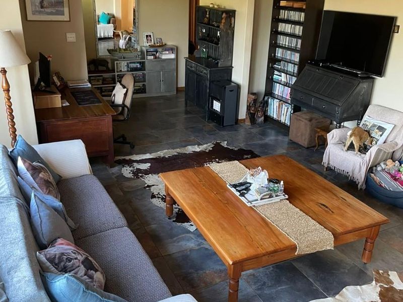 BEACON BAY NORTH :  Spacious Family Home with Flatlet, on a Rare Extra-Large 1,862m2 Erf - Photo 9