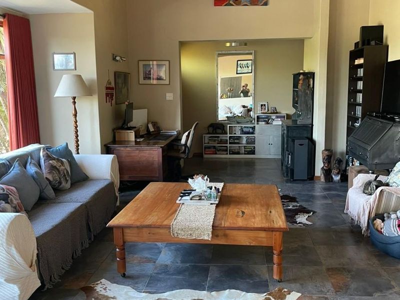 BEACON BAY NORTH :  Spacious Family Home with Flatlet, on a Rare Extra-Large 1,862m2 Erf - Photo 8