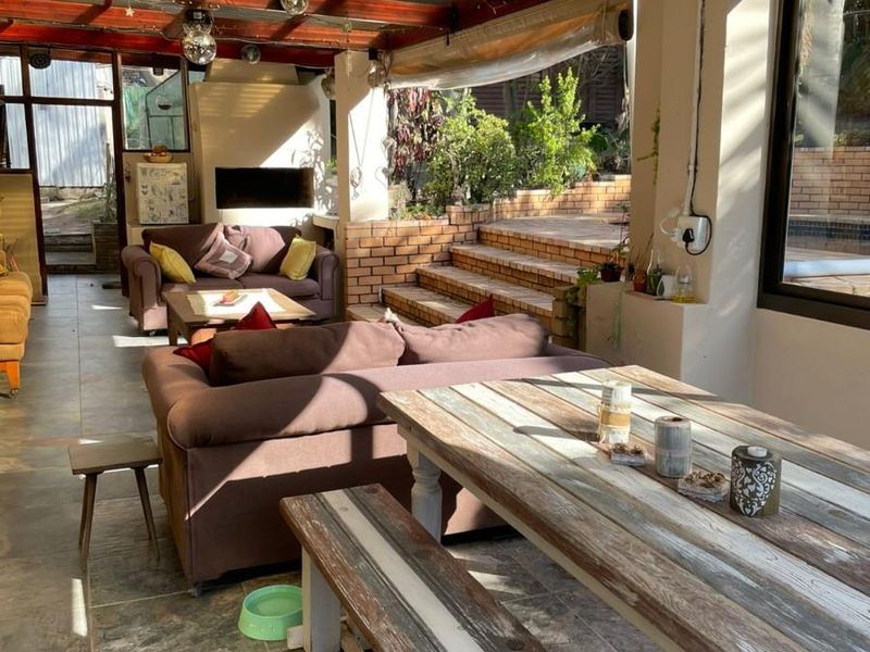 BEACON BAY NORTH :  Spacious Family Home with Flatlet, on a Rare Extra-Large 1,862m2 Erf - Photo 6