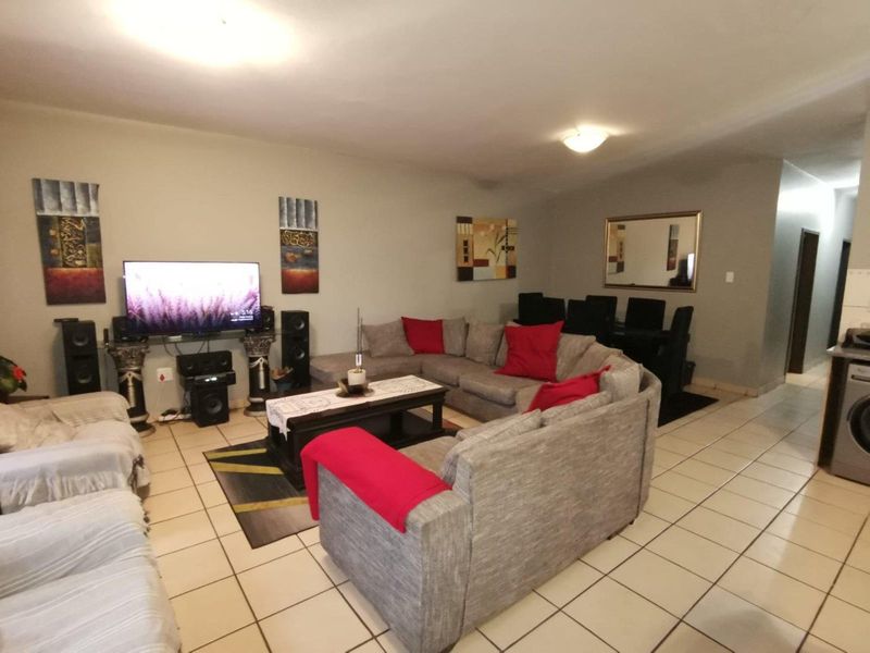 2 BED and 2 BATH Bargain Apartment Up for Grabs - Photo 10