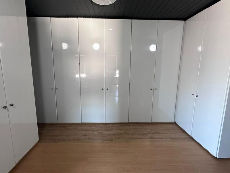 Sophisticated Coastal Living: Spacious 3-Bedroom Executive Apartment - Photo 8