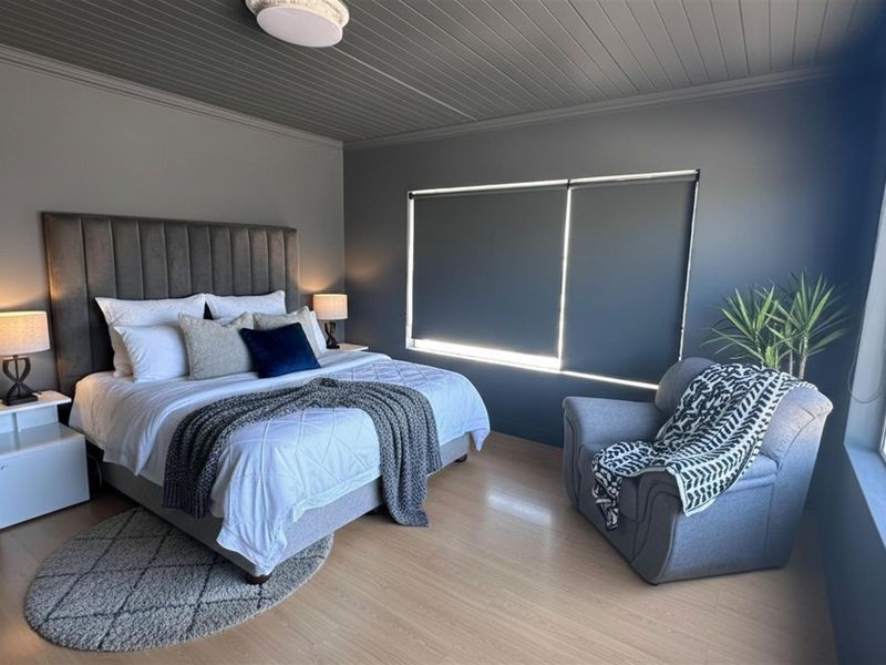 Sophisticated Coastal Living: Spacious 3-Bedroom Executive Apartment - Photo 7