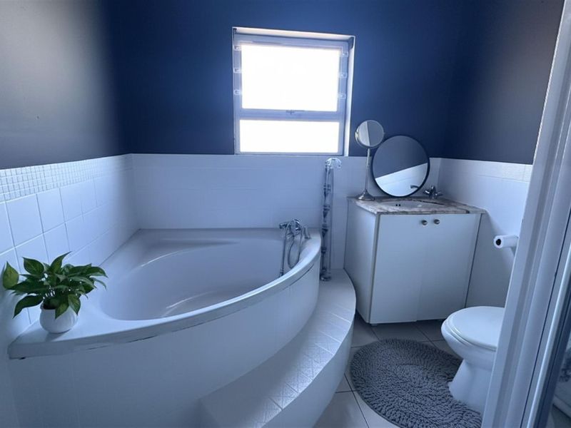 Sophisticated Coastal Living: Spacious 3-Bedroom Executive Apartment - Photo 6