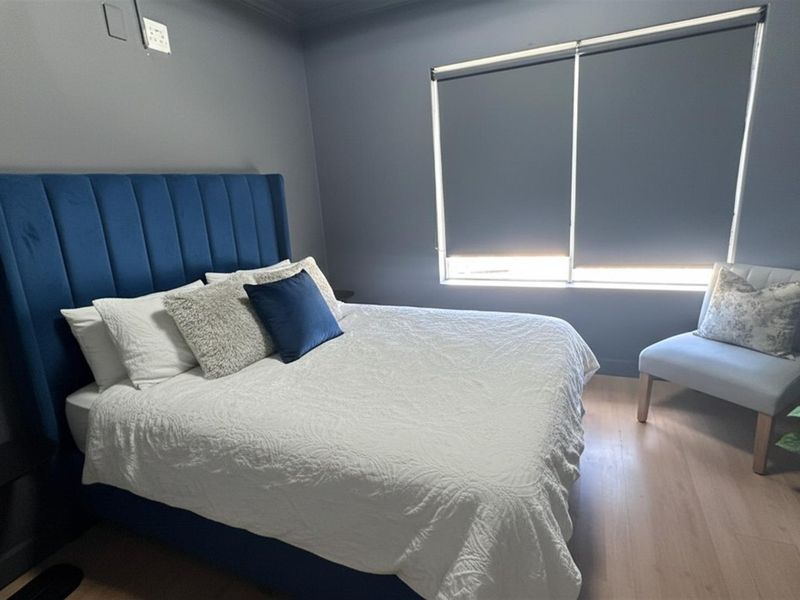 Sophisticated Coastal Living: Spacious 3-Bedroom Executive Apartment - Photo 9