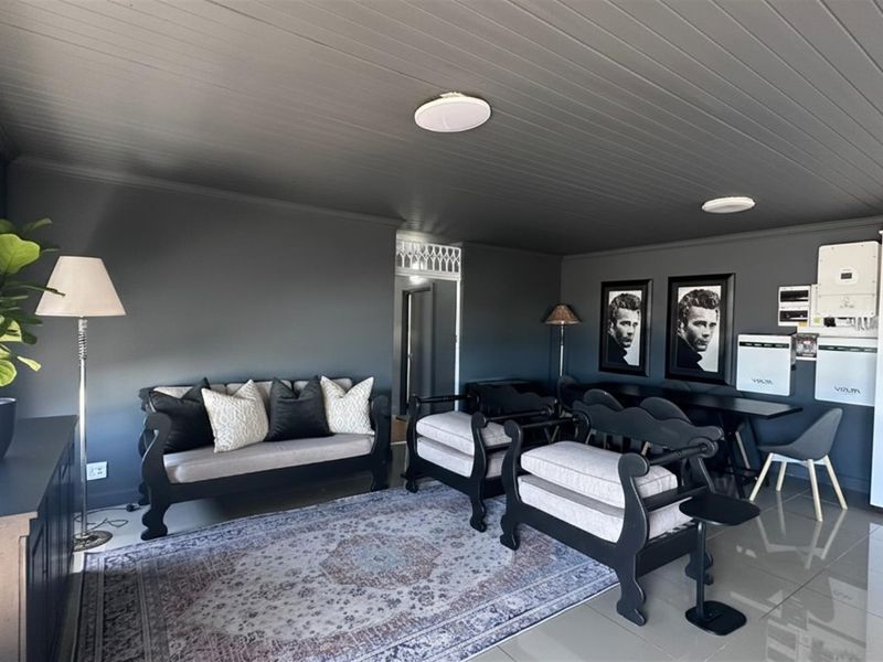 Sophisticated Coastal Living: Spacious 3-Bedroom Executive Apartment - Photo 4