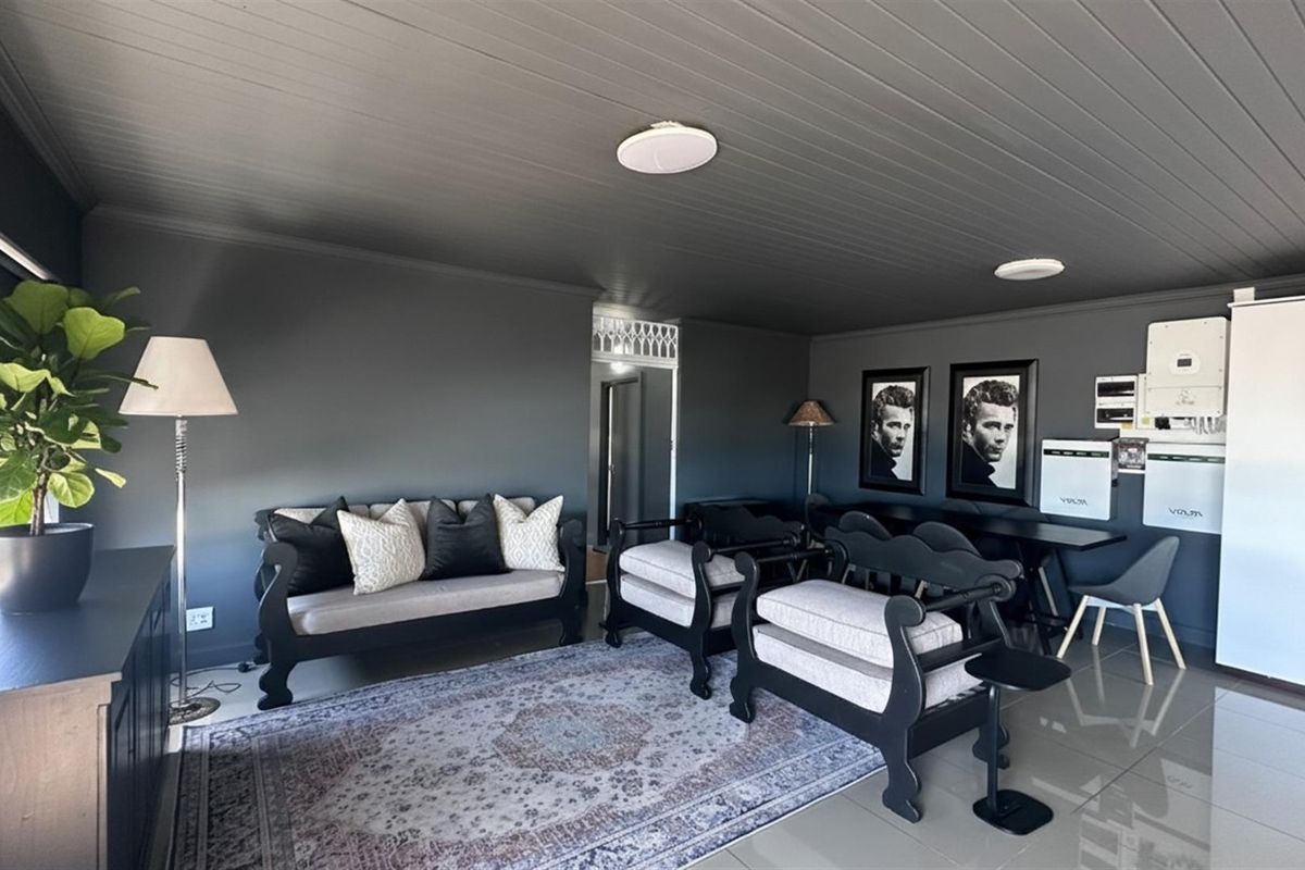 Sophisticated Coastal Living: Spacious 3-Bedroom Executive Apartment - Photo 4