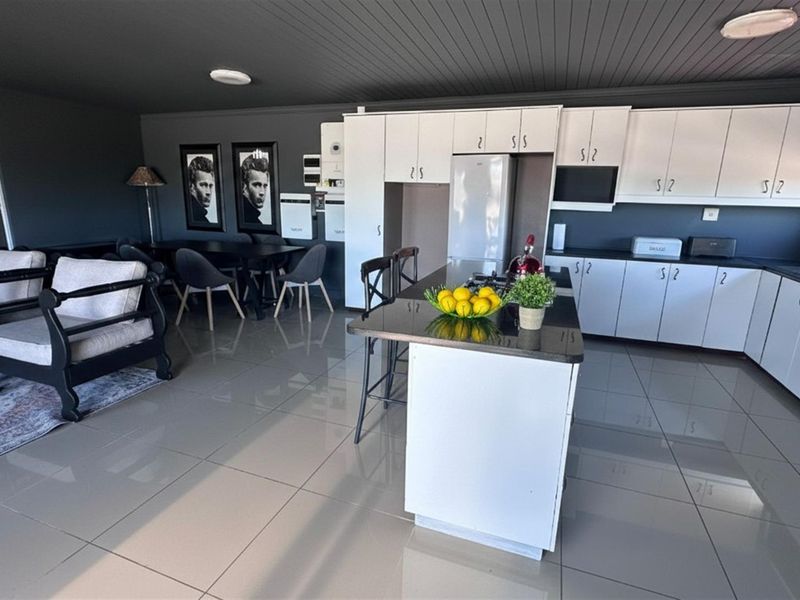 Sophisticated Coastal Living: Spacious 3-Bedroom Executive Apartment - Photo 3