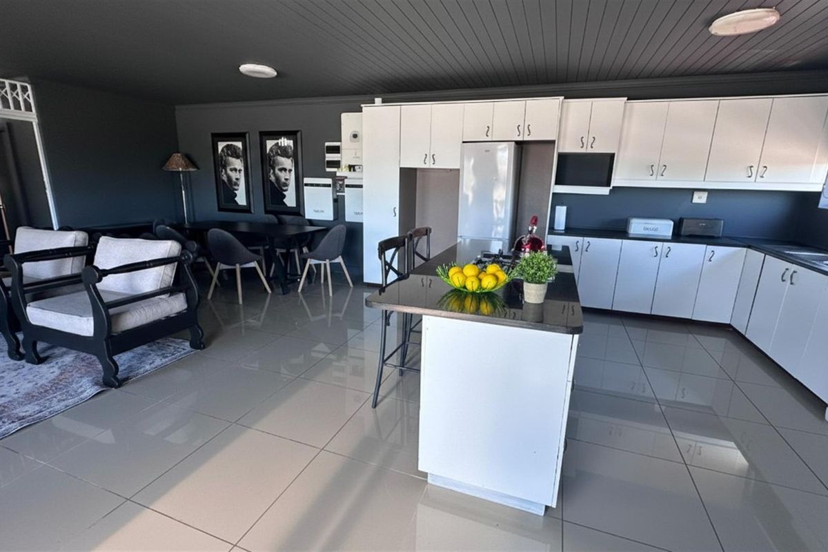 Sophisticated Coastal Living: Spacious 3-Bedroom Executive Apartment - Photo 3