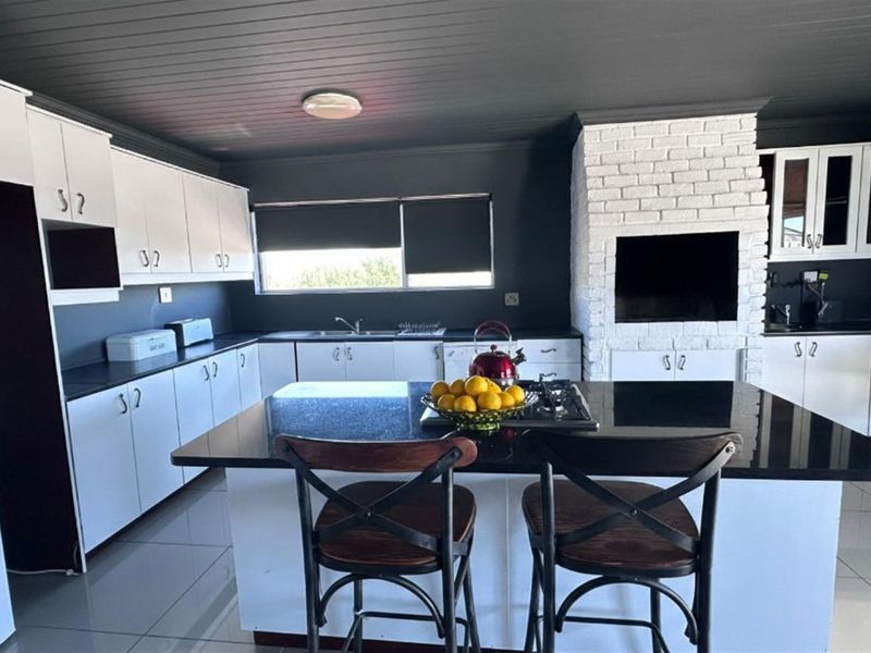 Sophisticated Coastal Living: Spacious 3-Bedroom Executive Apartment - Photo 2