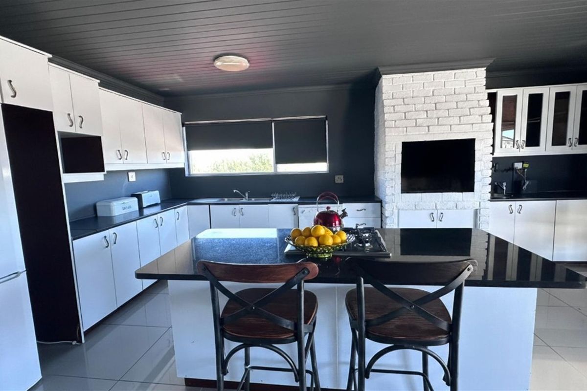 Sophisticated Coastal Living: Spacious 3-Bedroom Executive Apartment - Photo 2