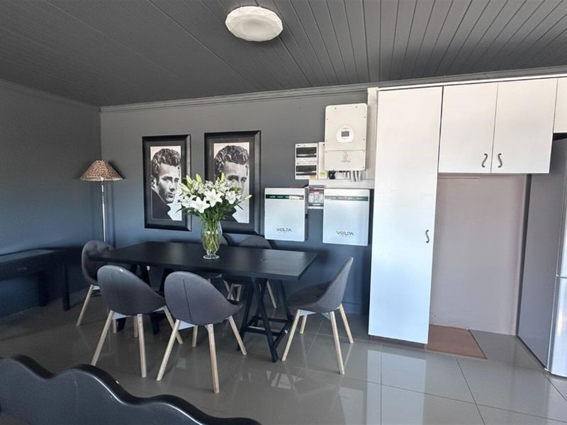 Sophisticated Coastal Living: Spacious 3-Bedroom Executive Apartment - Photo 5