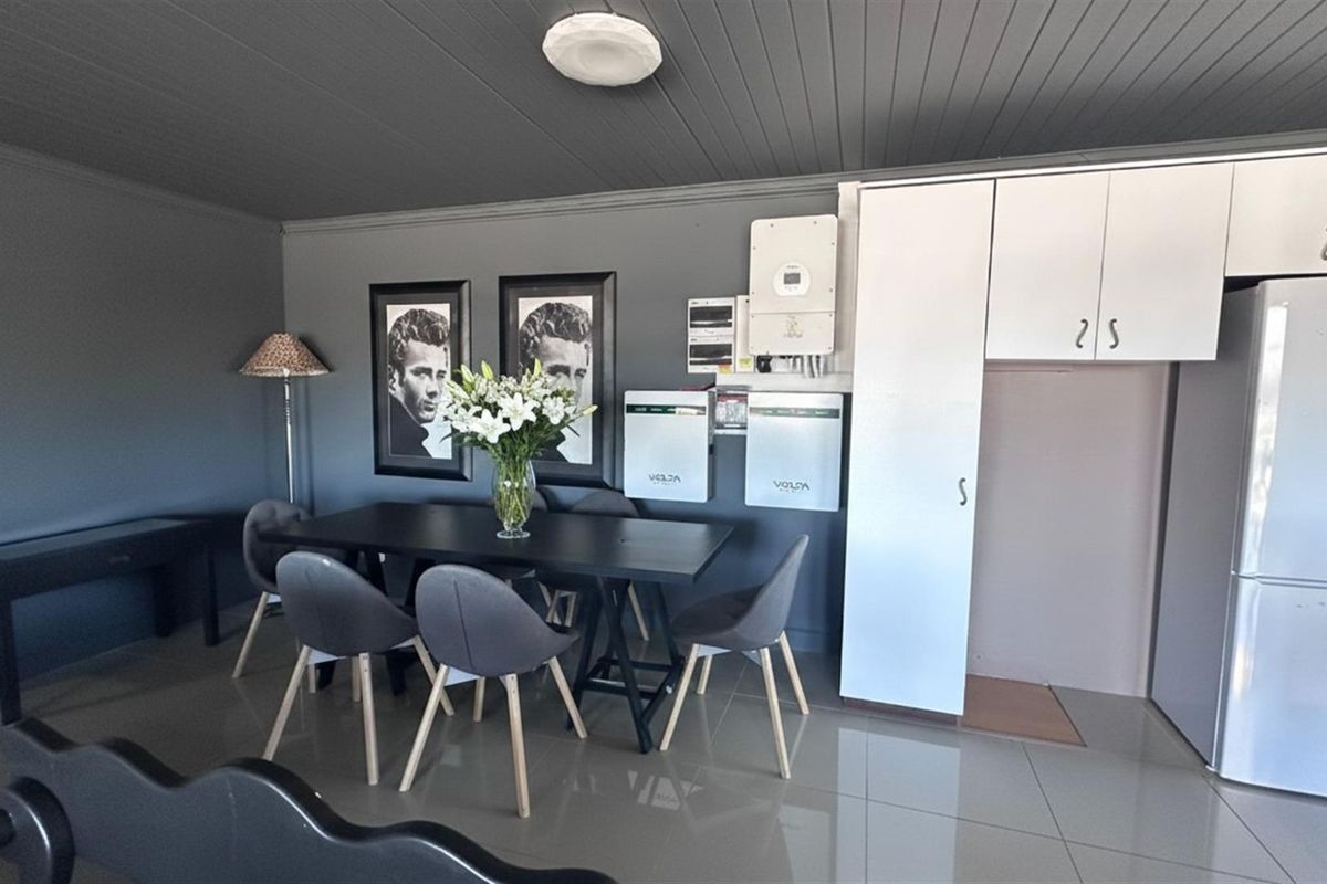 Sophisticated Coastal Living: Spacious 3-Bedroom Executive Apartment - Photo 5