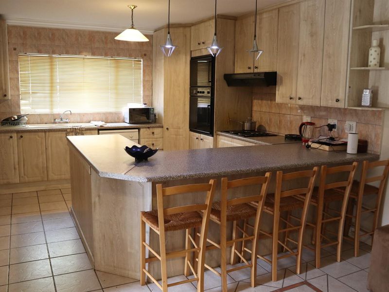 Exceptional 8-Bedroom Residence with Pool, Flatlet, 3 Kitchens in Secunda - Photo 4