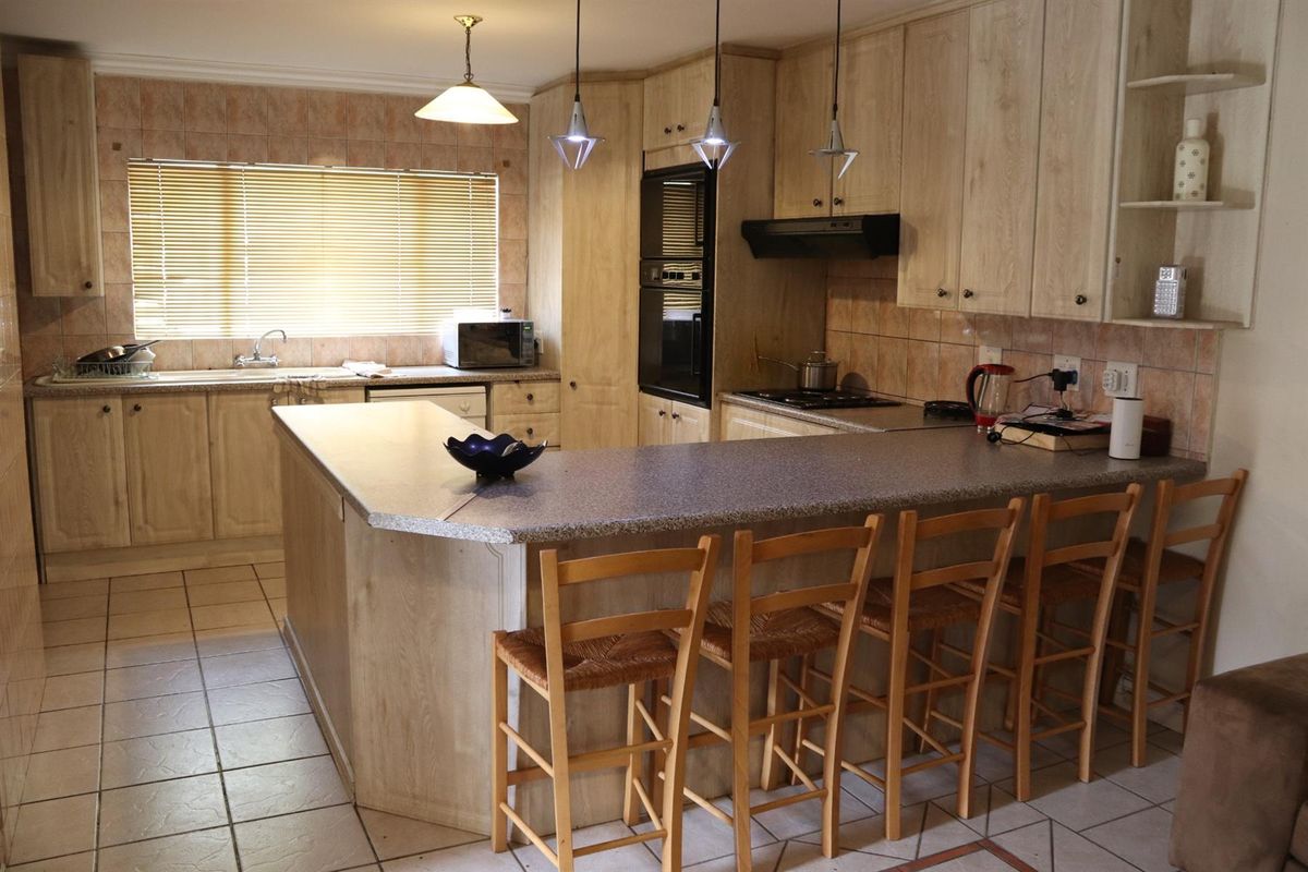 Exceptional 8-Bedroom Residence with Pool, Flatlet, 3 Kitchens in Secunda - Photo 4