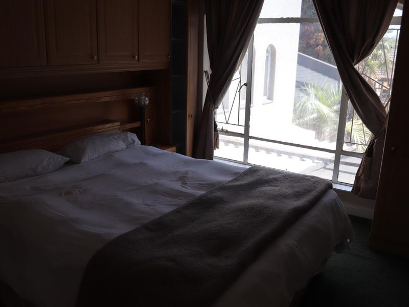 Exceptional 8-Bedroom Residence with Pool, Flatlet, 3 Kitchens in Secunda - Photo 10