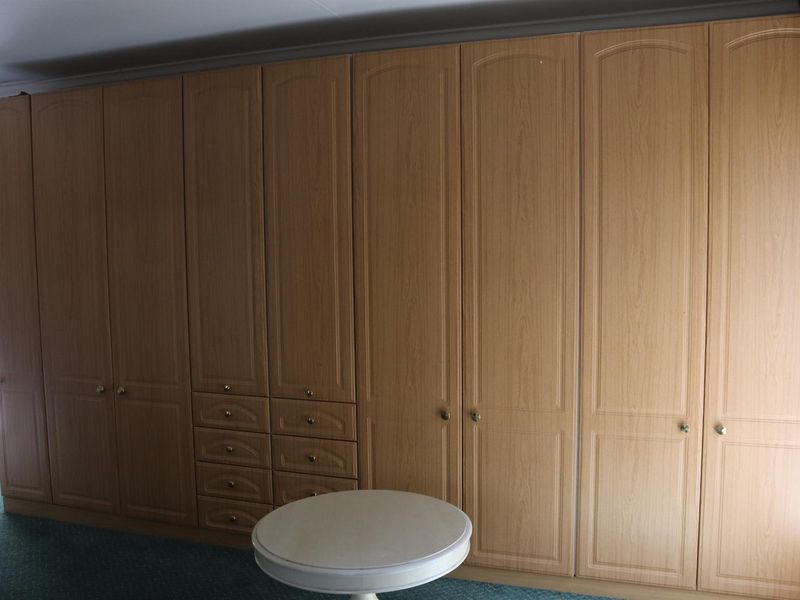 Exceptional 8-Bedroom Residence with Pool, Flatlet, 3 Kitchens in Secunda - Photo 9