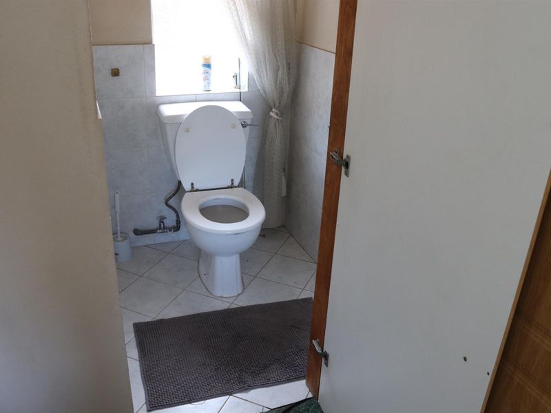 Exceptional 8-Bedroom Residence with Pool, Flatlet, 3 Kitchens in Secunda - Photo 7