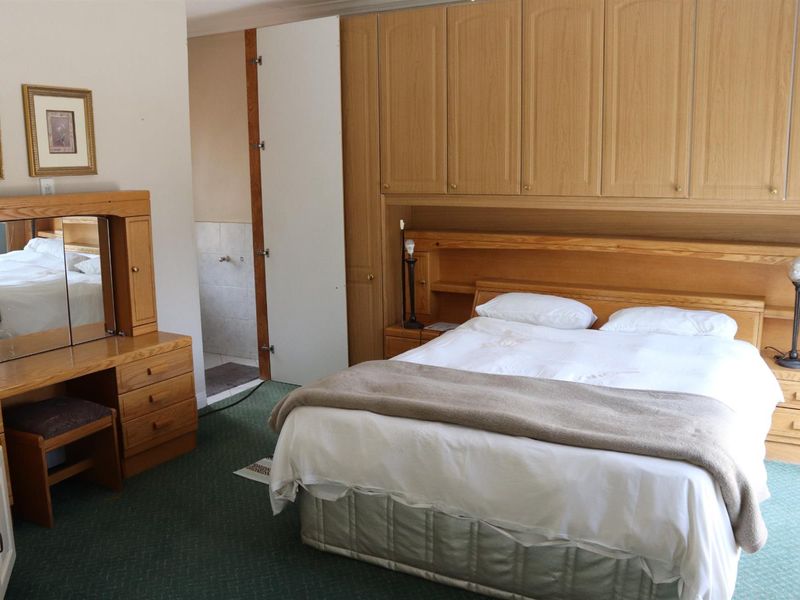 Exceptional 8-Bedroom Residence with Pool, Flatlet, 3 Kitchens in Secunda - Photo 6