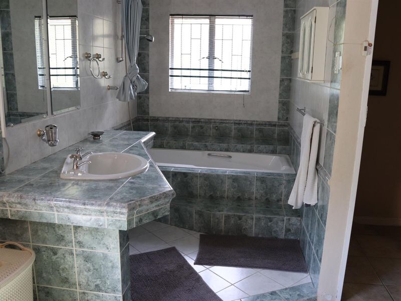 Exceptional 8-Bedroom Residence with Pool, Flatlet, 3 Kitchens in Secunda - Photo 5