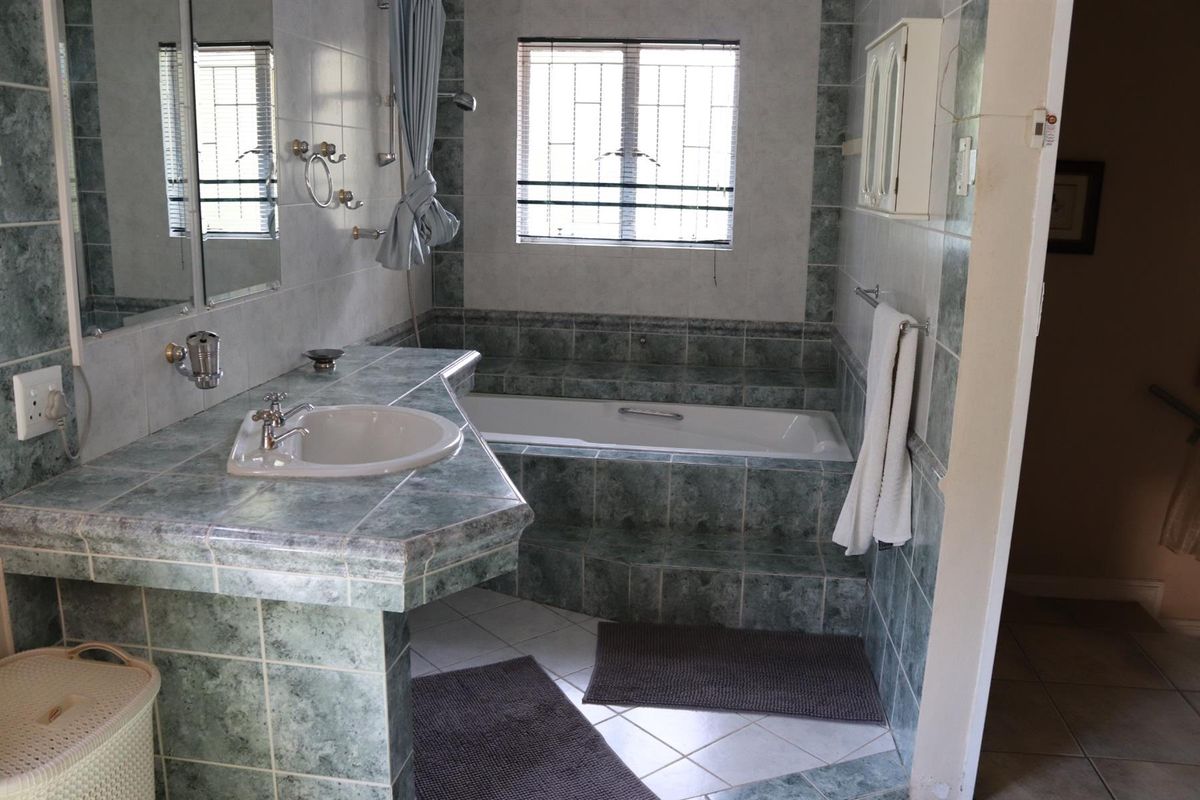 Exceptional 8-Bedroom Residence with Pool, Flatlet, 3 Kitchens in Secunda - Photo 5
