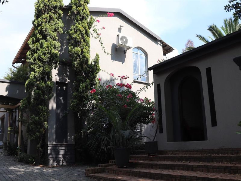 Exceptional 8-Bedroom Residence with Pool, Flatlet, 3 Kitchens in Secunda - Photo 2