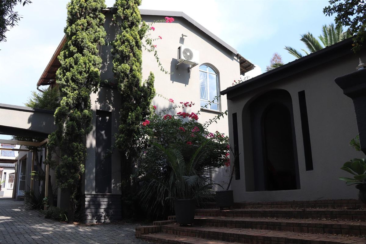 Exceptional 8-Bedroom Residence with Pool, Flatlet, 3 Kitchens in Secunda - Photo 2