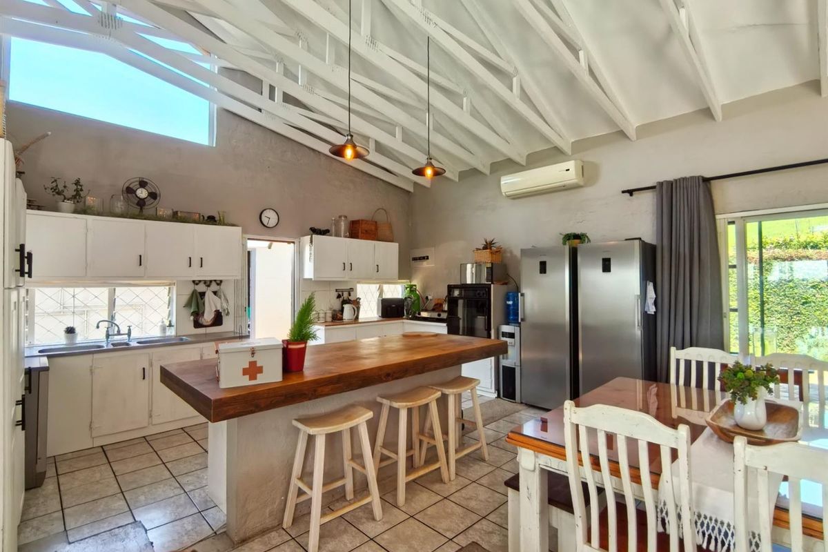 Sunrise Views, Comfort and Family Living in Prime Montrose - Photo 3