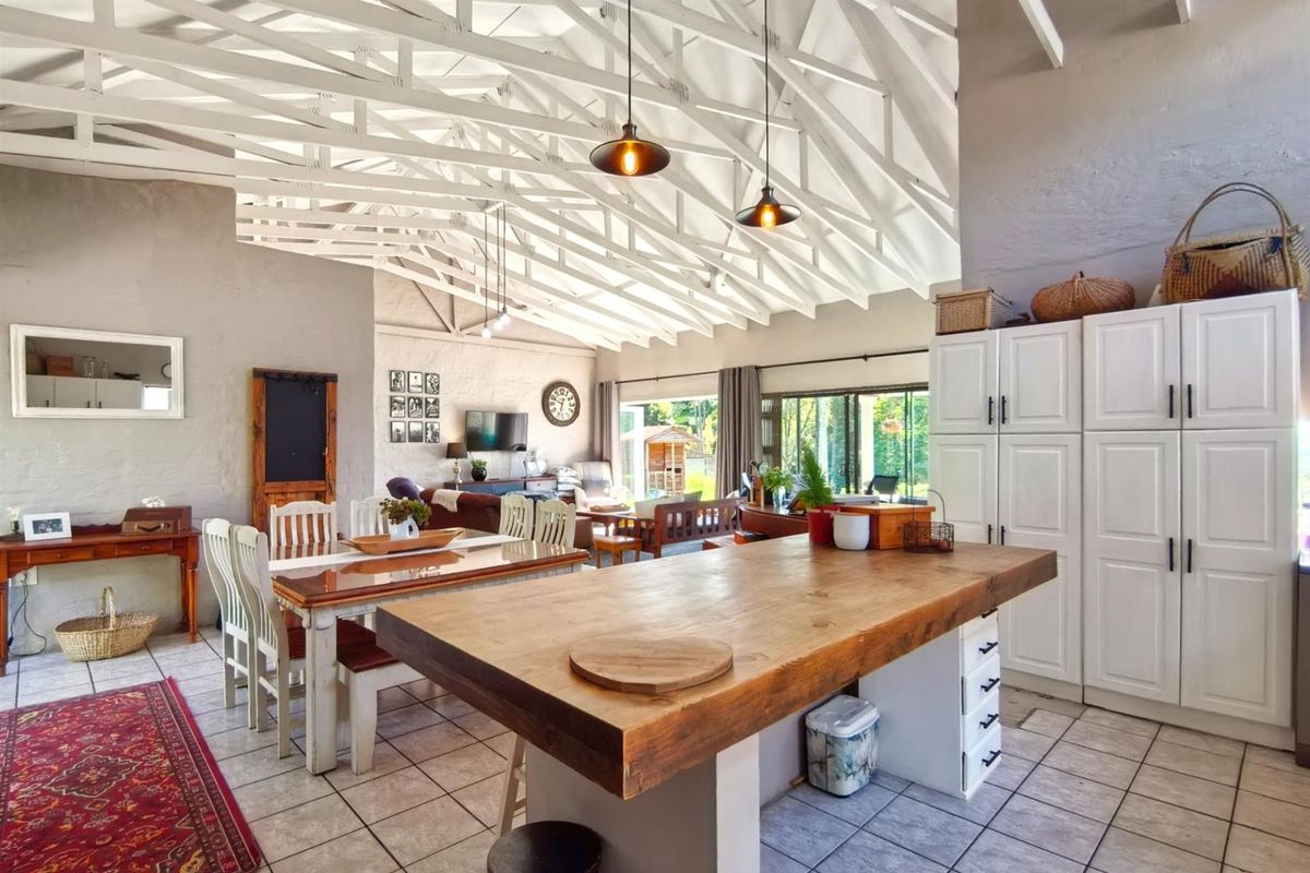 Sunrise Views, Comfort and Family Living in Prime Montrose - Photo 2