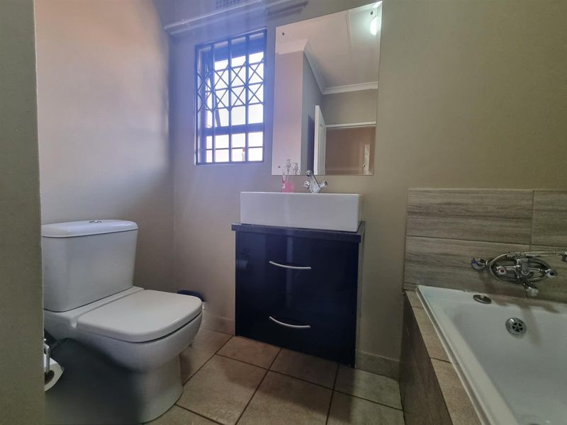 Dawn Park 3 bedroom house in secure enclosure - Photo 7