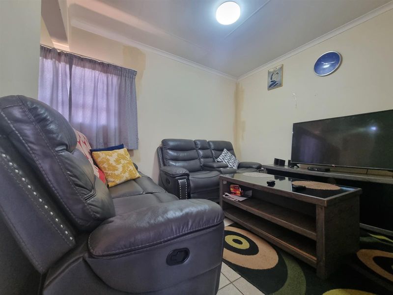 Dawn Park 3 bedroom house in secure enclosure - Photo 3