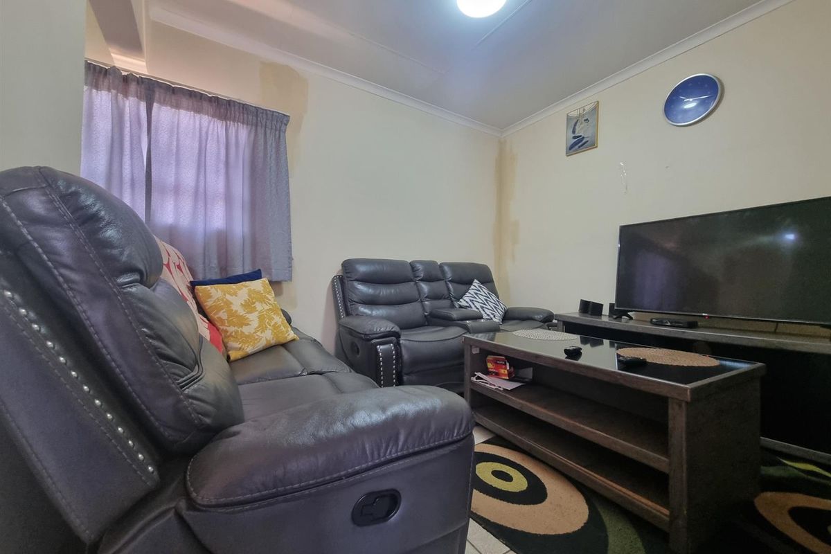 Dawn Park 3 bedroom house in secure enclosure - Photo 3