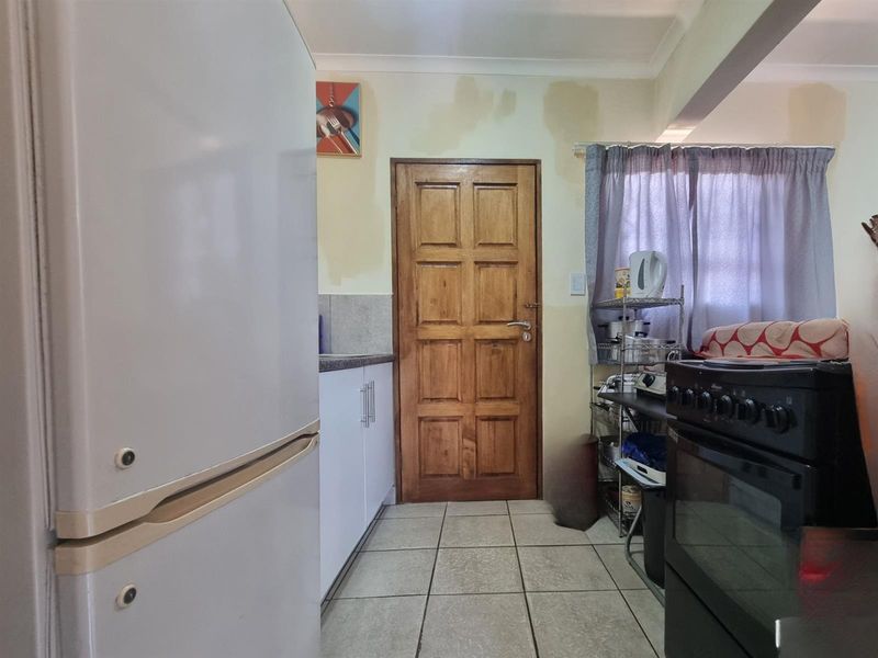 Dawn Park 3 bedroom house in secure enclosure - Photo 4