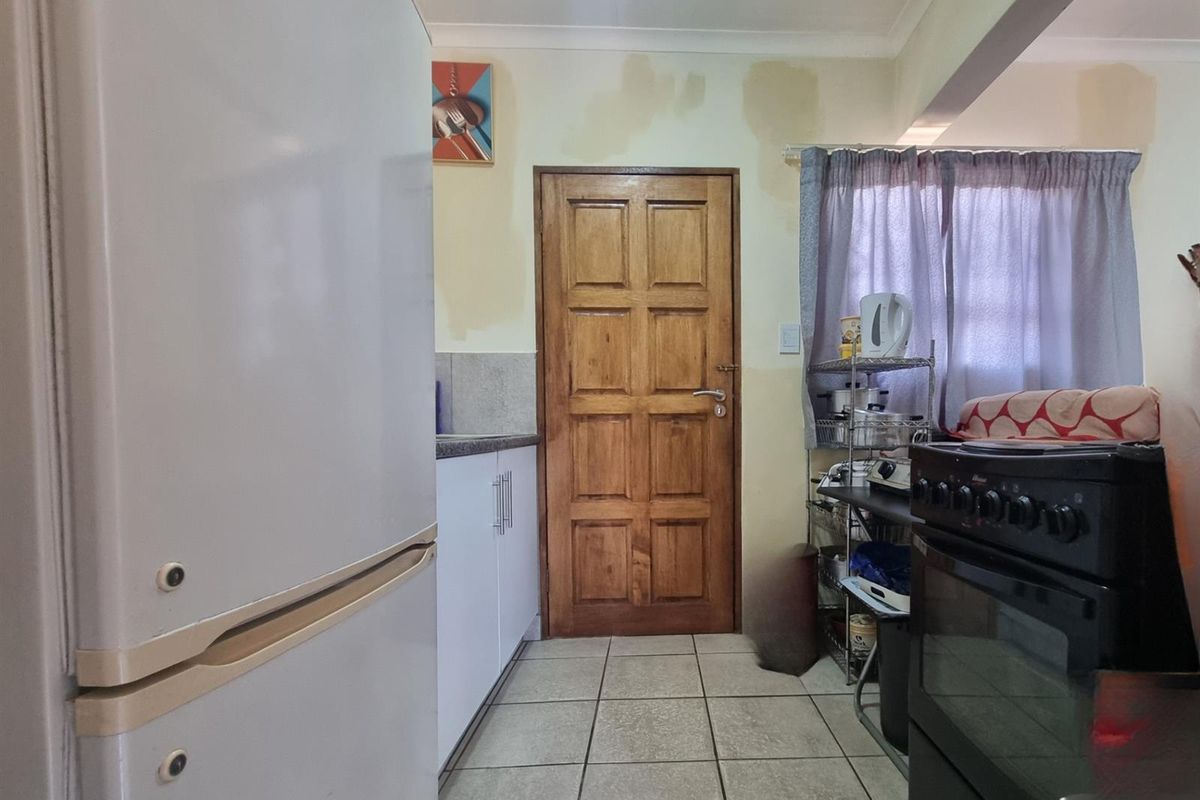 Dawn Park 3 bedroom house in secure enclosure - Photo 4