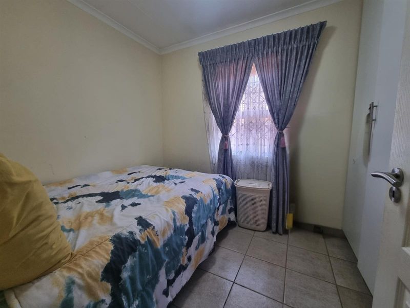 Dawn Park 3 bedroom house in secure enclosure - Photo 10