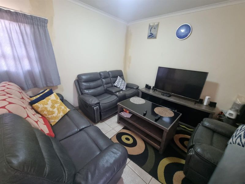 Dawn Park 3 bedroom house in secure enclosure - Photo 2