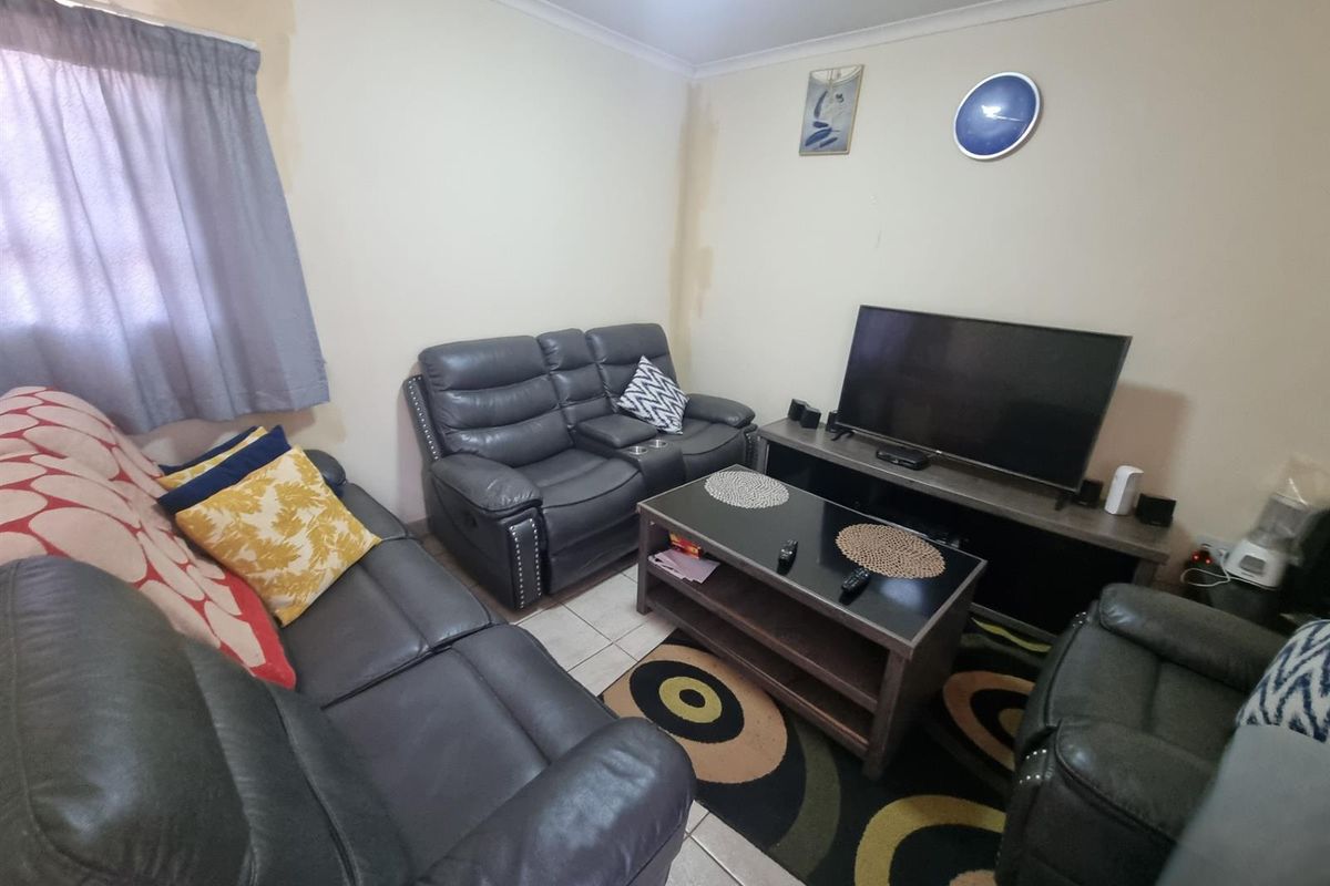 Dawn Park 3 bedroom house in secure enclosure - Photo 2