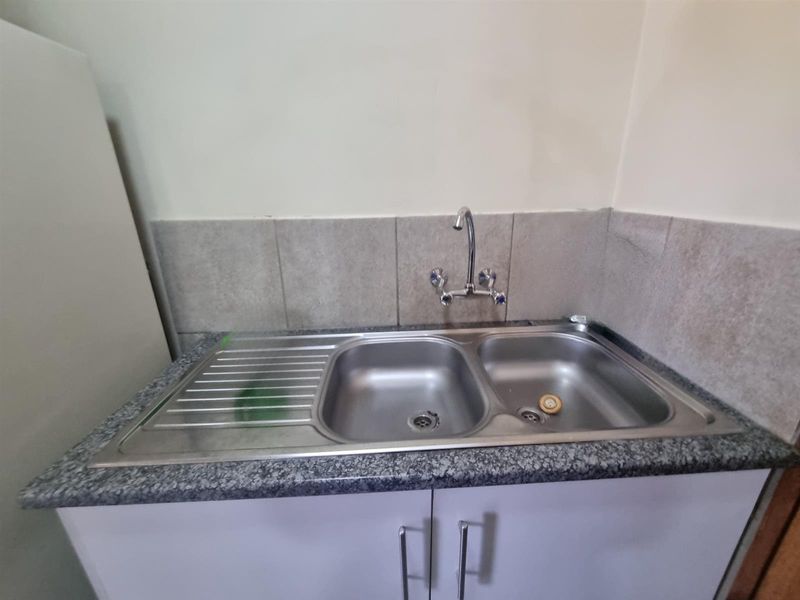 Dawn Park 3 bedroom house in secure enclosure - Photo 5