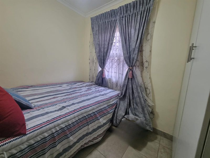 Dawn Park 3 bedroom house in secure enclosure - Photo 9