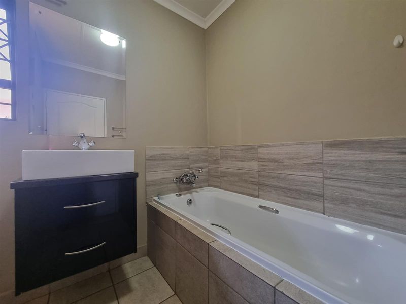 Dawn Park 3 bedroom house in secure enclosure - Photo 6