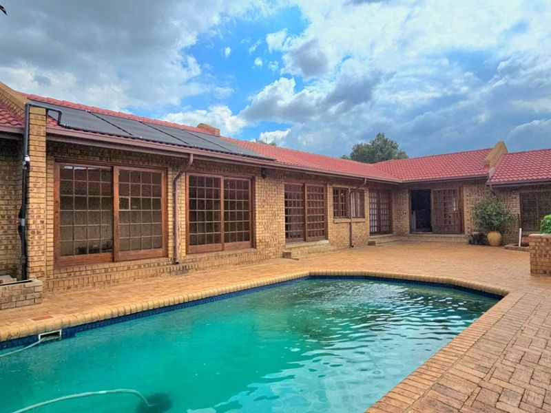 Spacious Family Home with Granny Flat and Solar-Heated Pool - Photo 2