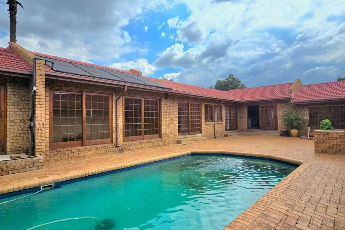 Spacious Family Home with Granny Flat and Solar-Heated Pool - Photo 2