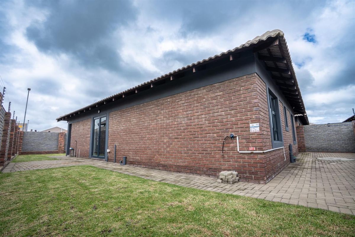 House For Sale in well sought after Development in Secunda - Photo 4